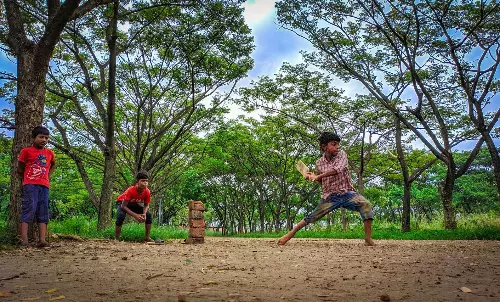കല്ലുകൾ അടുക്കിവച്ച് സ്റ്റമ്പൊരുക്കി, മരങ്ങളുടെ നടുവില് ക്രിക്കറ്റ് കളി; കുട്ടികളുടെ ചിത്രം പങ്കുവച്ച് ഐ.സി.സി കല്ലുകൾ അടുക്കിവച്ച് സ്റ്റമ്പൊരുക്കി, മരങ്ങളുടെ നടുവില് ക്രിക്കറ്റ് കളി; കുട്ടികളുടെ ചിത്രം പങ്കുവച്ച് ഐ.സി.സി