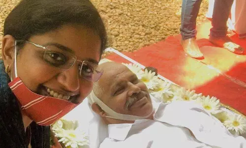 നിര്‍ത്തിയങ്ങ് അപമാനിക്കുവാന്നേ..! ശവപ്പെട്ടിയില്‍ ചിരിച്ചുകിടക്കുന്ന കുട്ടപ്പനൊപ്പം ബിന്‍സി; ചിത്രം വൈറല്‍