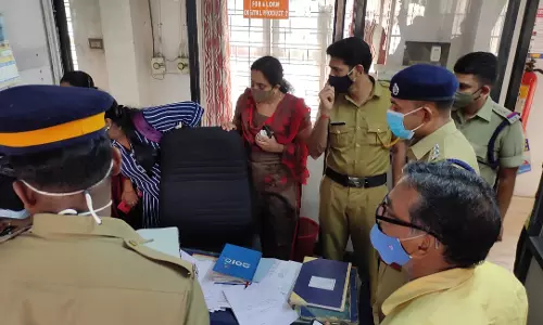 ബാങ്കിനുള്ളിൽ ബാങ്ക് മാനേജർ തൂങ്ങിമരിച്ച നിലയിൽ