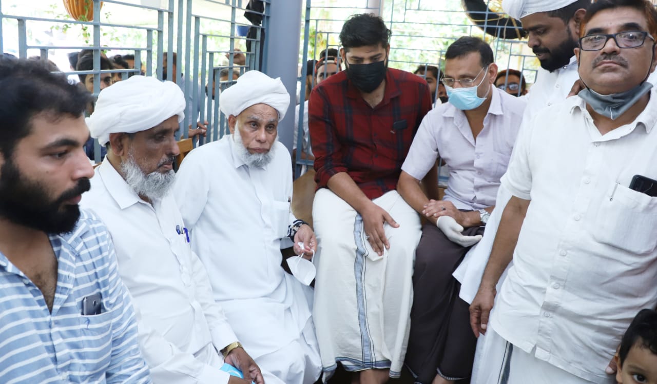 ജനാധിപത്യ പോരാട്ടങ്ങള്‍ നടത്തേണ്ടത് കൊലപാതക രാഷ്ട്രീയത്തിലൂടെയല്ല; കൊല്ലപ്പെട്ട മന്‍സൂറിന്‍റെ വീട് ജിഫ്‌രി തങ്ങള്‍ സന്ദര്‍ശിച്ചു