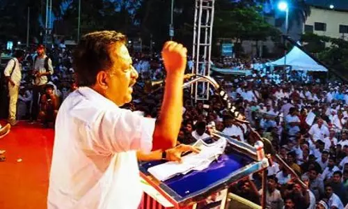 ജലീലിനെ തുടരാന് അനുവദിക്കുന്നത് ജനാധിപത്യ വാഴ്ചയോടും പൊതു സമൂഹത്തോടുമുള്ള വെല്ലുവിളി: രമേശ് ചെന്നിത്തല ജലീലിനെ തുടരാന് അനുവദിക്കുന്നത് ജനാധിപത്യ വാഴ്ചയോടും പൊതു സമൂഹത്തോടുമുള്ള വെല്ലുവിളി: രമേശ് ചെന്നിത്തല