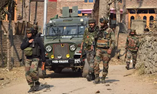 ഷോപ്പിയാനില് ഏറ്റുമുട്ടല്; മൂന്നു ഭീകരരെ സൈന്യം വധിച്ചു ഷോപ്പിയാനില് ഏറ്റുമുട്ടല്; മൂന്നു ഭീകരരെ സൈന്യം വധിച്ചു