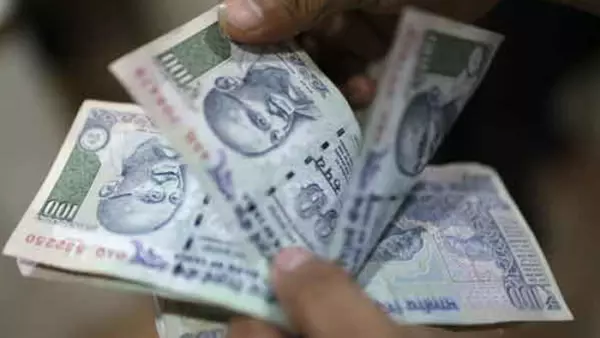 Gulf currencies surge as Indian rupee falls