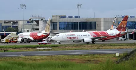 മോശം കാലാവസ്ഥ; കരിപ്പൂരിലിറങ്ങേണ്ട ആറ് വിമാനങ്ങൾ നെടുമ്പാശ്ശേരിയിൽ ഇറക്കി