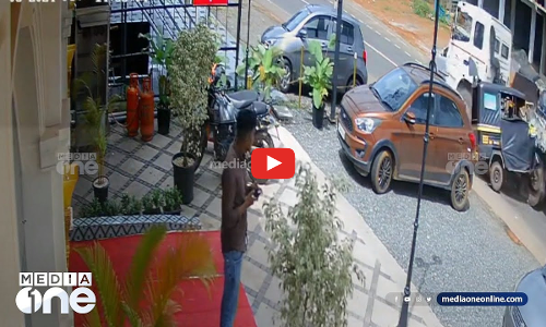 നിർത്തിയിട്ട ഓട്ടോ റോഡിലേക്ക് നീങ്ങി... ഇടിച്ച് തെറിപ്പിച്ച് ലോറി...മണ്ണാർക്കാട് നിന്നുള്ള ദൃശ്യങ്ങൾ