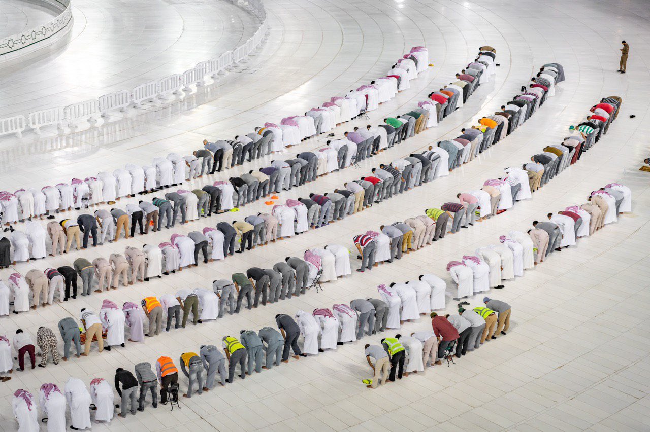 Намаз мечеть Аль харам. Женщины на таравих в Мекке. Mekka shop. Таравих в мекке